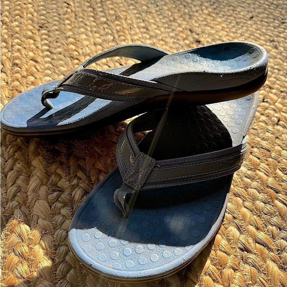 Vionic orthopedic flip flops size 8